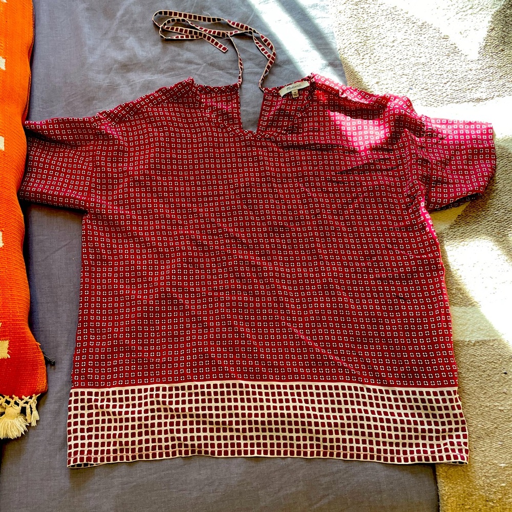 Silk madewell top with tie at back